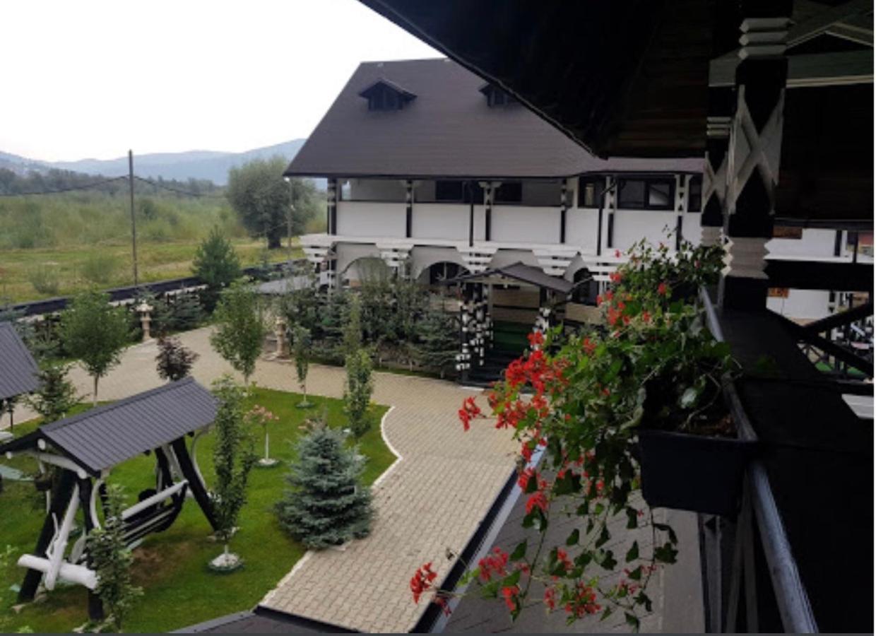 Hotel Complex Lions Bucovina à Voroneț Extérieur photo